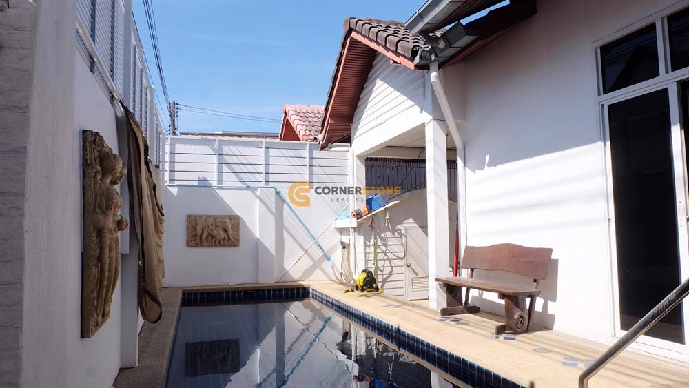 3 bedroom pool villa in central Pattaya with private pool and garden near city amenities